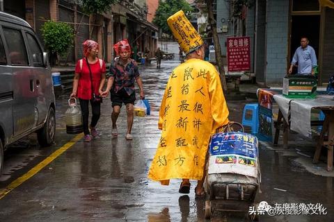 犍为是一个历史悠久、风景秀丽的地方，也是一个物产丰富的区域。在这里，有许多传统的手工艺品和美食，如剪纸、麻辣烫等。此外，犍为还拥有许多旅游资源，如龙池、凤凰山等。那么在犍为，能做什么生意赚钱呢？以下是一些适合在犍为做的生意