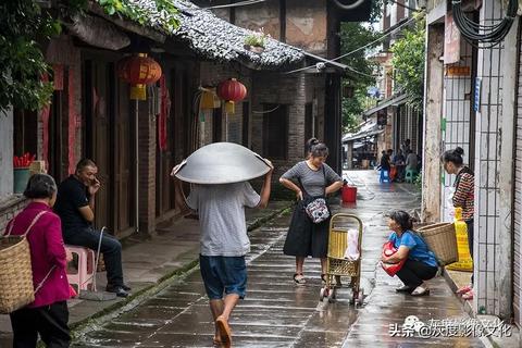 犍为是一个历史悠久、风景秀丽的地方，也是一个物产丰富的区域。在这里，有许多传统的手工艺品和美食，如剪纸、麻辣烫等。此外，犍为还拥有许多旅游资源，如龙池、凤凰山等。那么在犍为，能做什么生意赚钱呢？以下是一些适合在犍为做的生意