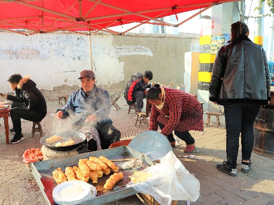 农村集市美食赚钱攻略，如何打造特色小吃，吸引顾客眼球